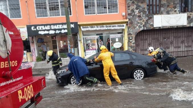 Lluvias torrenciales arrastran autos e inundan viviendas en Cuernavaca. Noticias en tiempo real