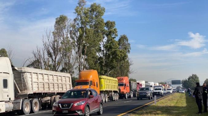 Transportistas bloquean carretera México-Pachuca. Noticias en tiempo real