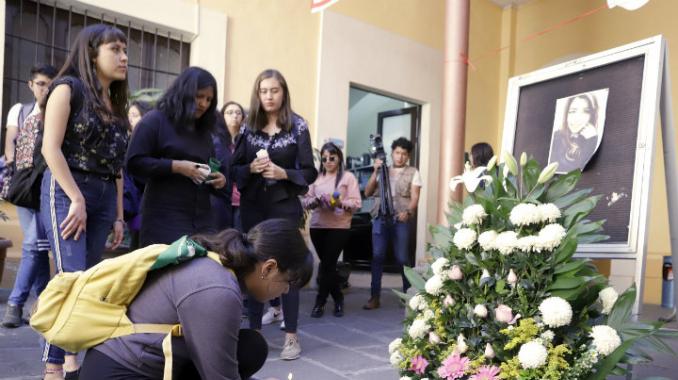 Montan altar en honor a Ingrid en colegio universitario de Puebla. Noticias en tiempo real