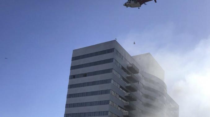 Controlan incendio en edificio de 25 pisos en Los Ángeles. Noticias en tiempo real