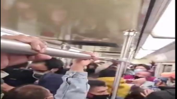 Usuarios del metro protagonizan pelea en vagón lleno. Noticias en tiempo real