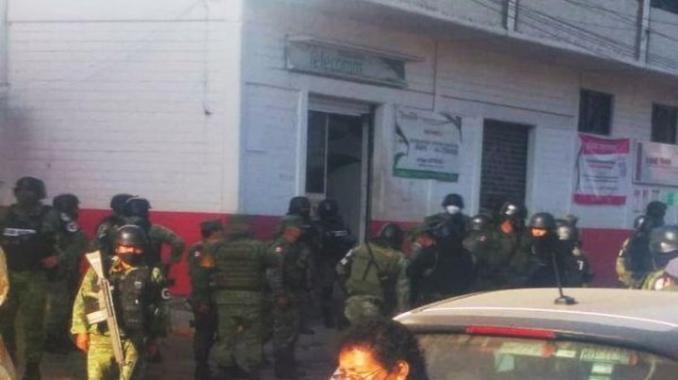 Policías acusados de secuestro exprés en Teoloyucan se atrincheran en Palacio Municipal. Noticias en tiempo real