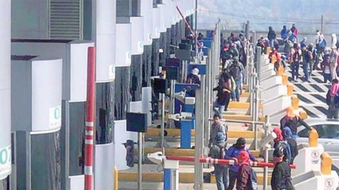 Normalistas de Ayotzinapa toman la caseta de Autopista del Sol. Noticias en tiempo real