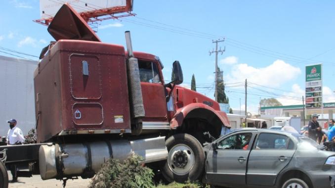 Tráiler se queda sin frenos y arrolla 5 autos en Hidalgo. Noticias en tiempo real