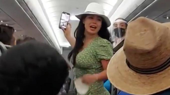#LadyCovid indigna a pasajeros de vuelo a Cancún. Noticias en tiempo real